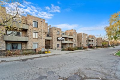 234 - 1926 Prairie Square Square, Condo with 2 bedrooms, 2 bathrooms and 1 parking in Schaumburg IL | Image 2