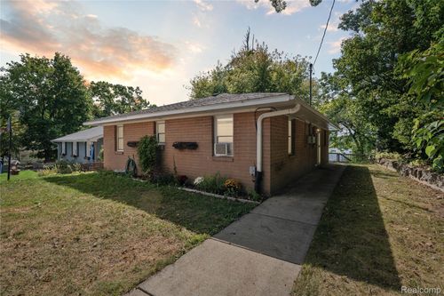 4475 Harp Dr, Linden, MI, 48451-9040 | Card Image
