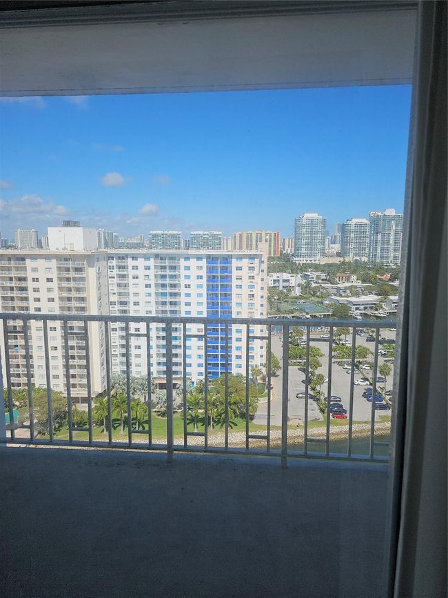 APT-1717 - 500 Bayview Dr, Condo with 1 bedrooms, 2 bathrooms and null parking in Sunny Isles Beach FL | Image 12