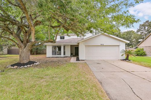 902 Essex Dr, Friendswood, TX, 77546-4752 | Card Image