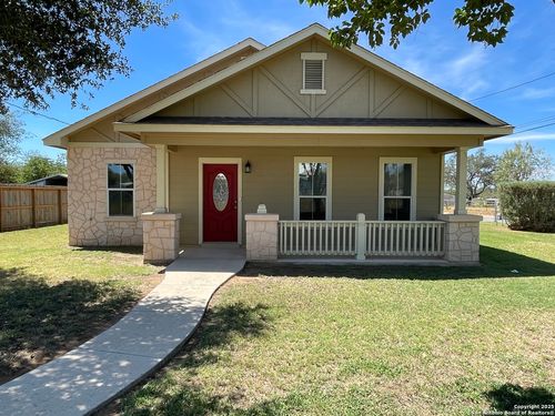 615 Mcannelly Ave, Devine, TX, 78016-2812 | Card Image