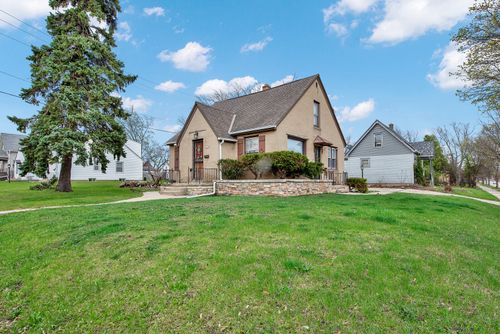 4235 W Fairmount Ave, Milwaukee, WI, 53209-5226 | Card Image