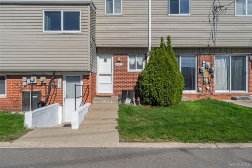 98-8083 Coventry St, Westland, MI, 48185-1832 | Card Image