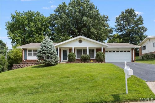 24 Forest Crest Dr, Chesterfield, MO, 63017-3225 | Card Image