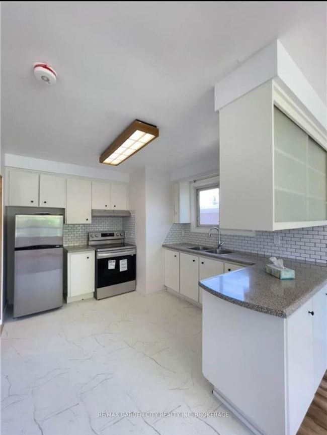 15 Champlain Ave, Home with 3 bedrooms, 1 bathrooms and 2 parking in Hamilton ON | Image 5
