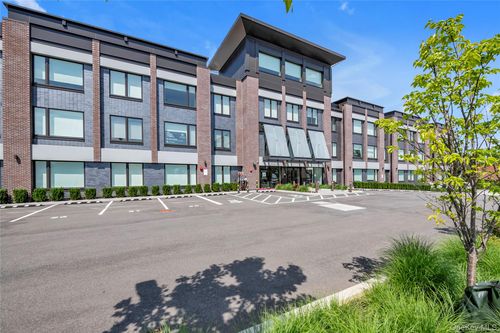 207-218 Middle Neck Rd, Great Neck, NY, 11021-1126 | Card Image