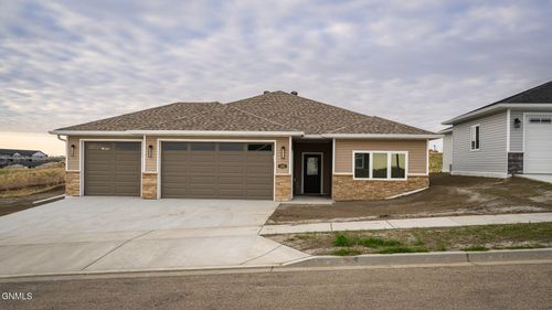 1101 Beretta St, Mandan, ND, 58554-5320 | Card Image
