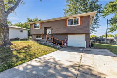 Bi-level home with a garage and a front yard | Image 2