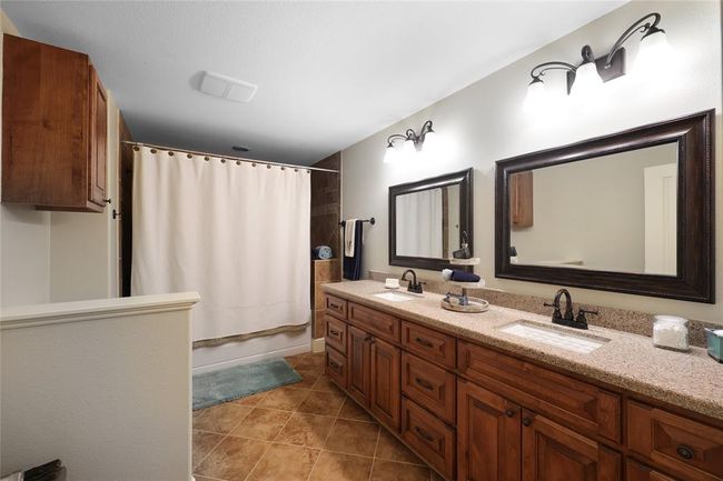 Upstairs Guest Bathroom | Image 34