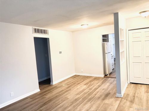 22011 Blackstone St, Oak Park, MI, 48237-2854 | Card Image