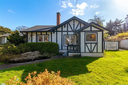 3777 Craigmillar Ave, Saanich, BC, V8P3H2 | Card Image