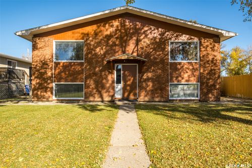 580 26th Street E, Prince Albert, SK, S6V1V5 | Card Image