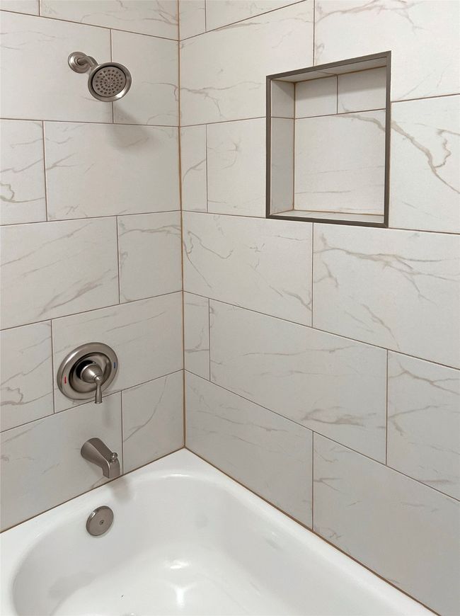 Bathroom with tiled shower / bath combo | Image 22