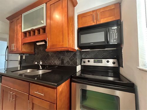 5-2880 Pine Tree Dr, Miami Beach, FL, 33140-4343 | Card Image