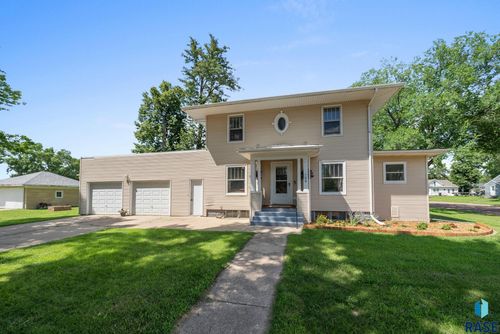 100 W 3rd St, Hartford, SD, 57033-2111 | Card Image