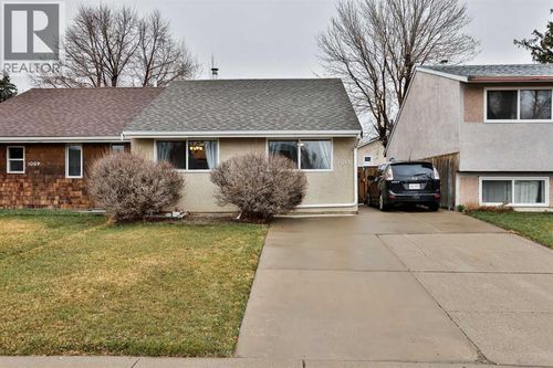 1013 St David Road N, Lethbridge, AB, T1H5A5 | Card Image