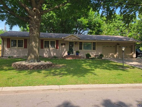 2347 Arrowhead Dr, Emporia, KS, 66801-6022 | Card Image