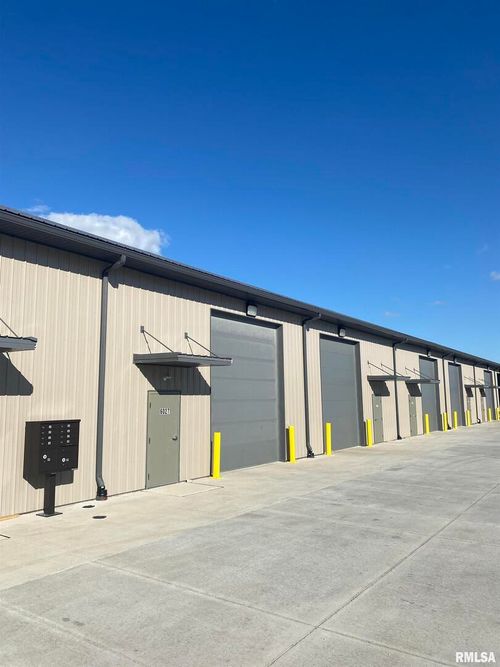 6033-6021 Valley Dr, Bettendorf, IA, 52722-5566 | Card Image