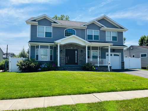 11 Lillian Ln, Plainview, NY, 11803-5612 | Card Image