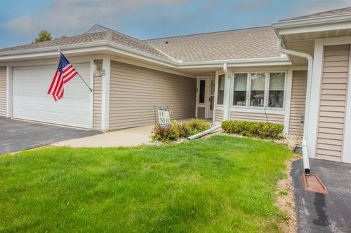 7222 W Mequon Square Dr, Mequon, WI, 53092-8526 | Card Image