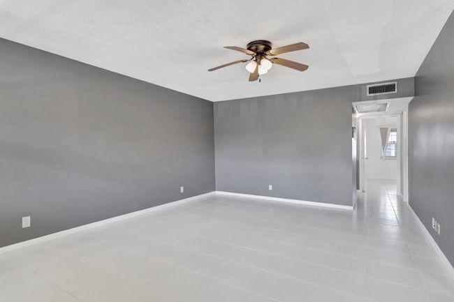 110 Sheffield E, Condo with 2 bedrooms, 2 bathrooms and null parking in West Palm Beach FL | Image 4