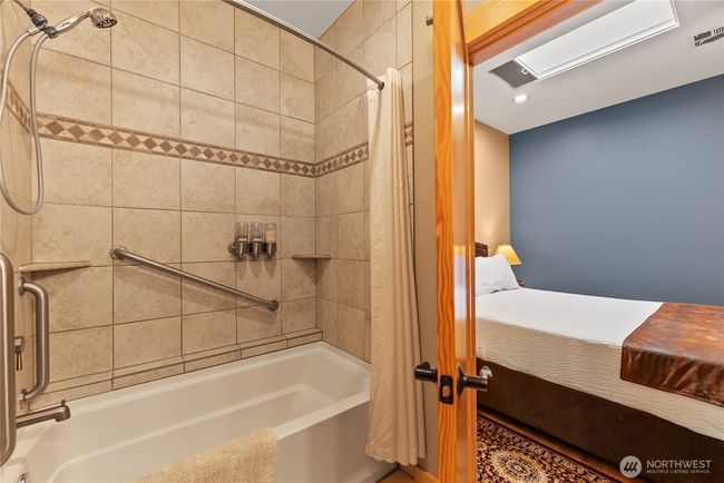 Ensuite bathroom with soaking tub. | Image 17