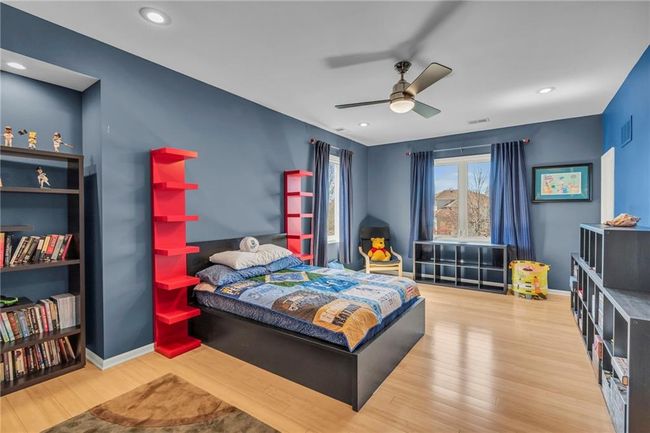HUGE oversized bedroom | Image 27