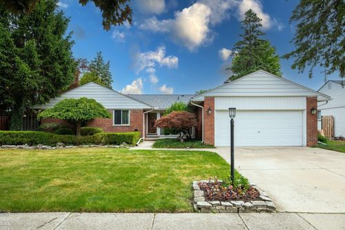930 E Crescent Lane, Grosse Pointe Woods, MI, 48236 | Card Image