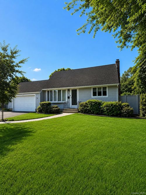 18 Lotus Road, Islip, NY, 11705 | Card Image