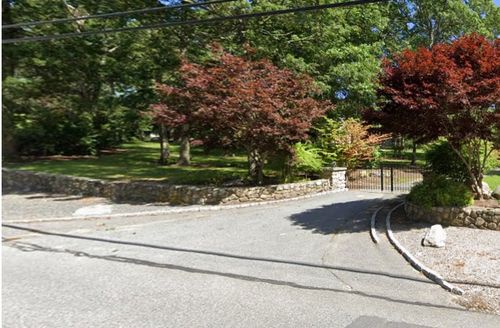 565 Highland Ave, Dartmouth, MA, 02747-1129 | Card Image