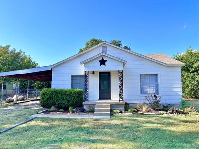 View of front of property with a carport and a front yard | Image 1