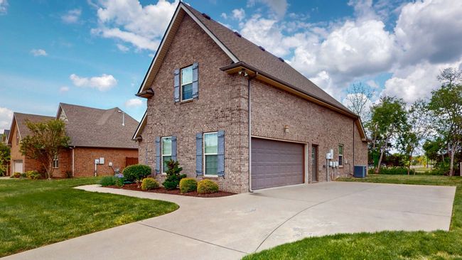 A wide driveway allows plenty of space to park an extra vehicle. | Image 36