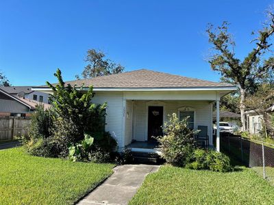 Welcome to 1521 Columbia in a premier location of the Houston Heights. Side by side duplex. Great opportunity for renovation/additon. Contributing property in the East Houston Heights historic district per the Houston Archeological Historic Commission. Please refer to the HAHC guidelines. Priced at lot value. To be sold in its present condition. | Image 1