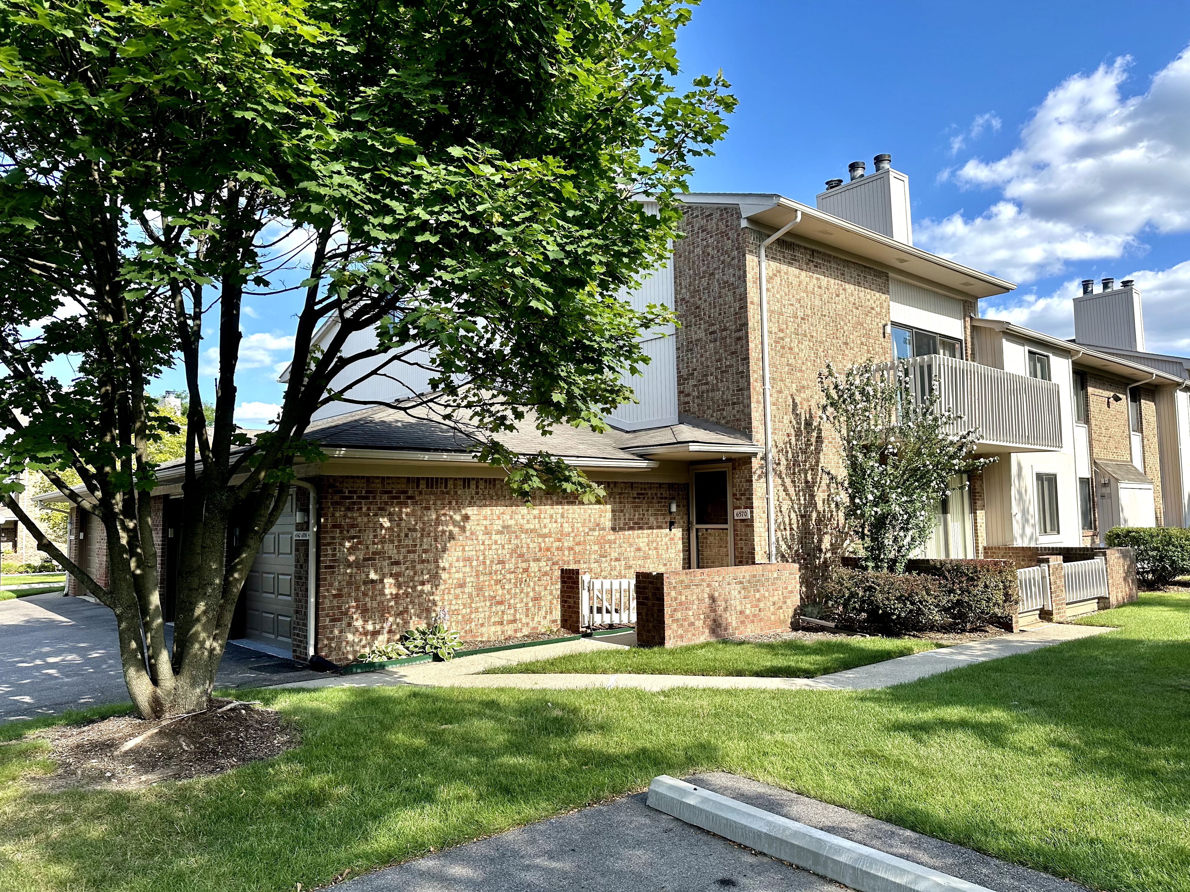 Maple Lakes Dr, West Bloomfield, MI 48322