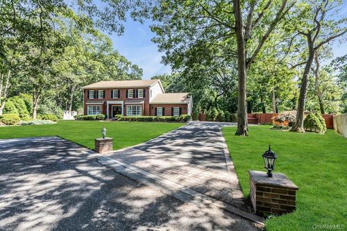 1 Damaris Ct, Bayport, NY, 11705-1763 | Card Image