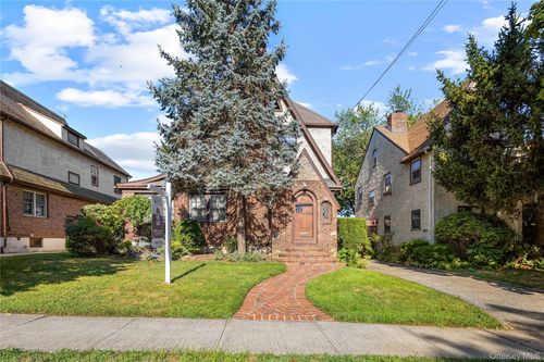32 167th St, Flushing, NY, 11358-1528 | Card Image