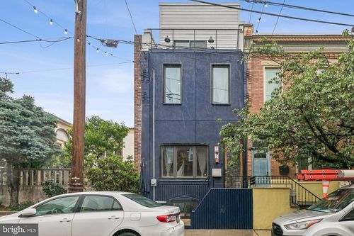 1027 Cross St, PHILADELPHIA, PA, 19147-6313 | Card Image