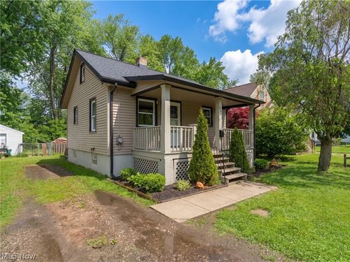 557 Washington Ave, Barberton, OH, 44203-2901 | Card Image