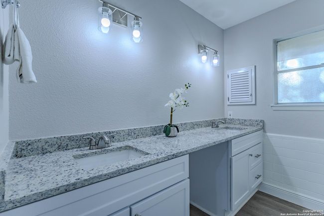 10215 Rafter O Trl, House other with 5 bedrooms, 2 bathrooms and null parking in Helotes TX | Image 19