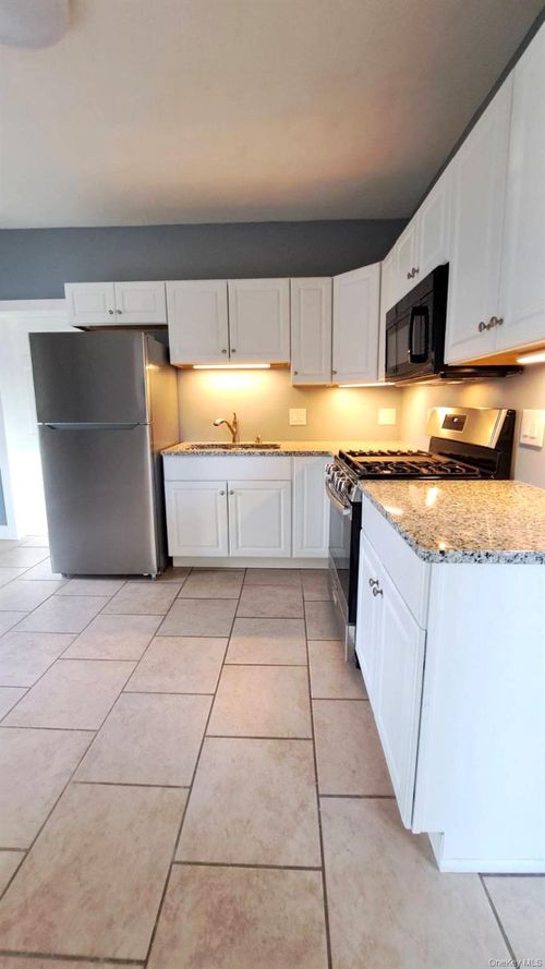 558 Locust Ave, Port Chester, NY, 10573-2728 | Card Image