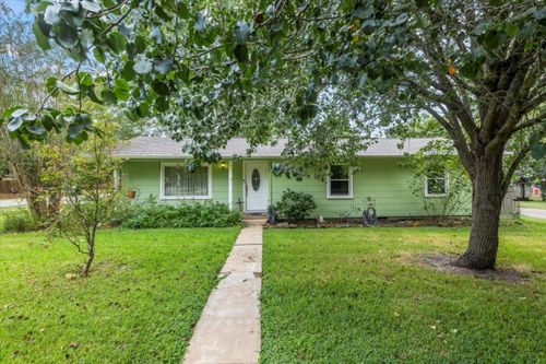106 Hudgins St, Smithville, TX, 78957-1906 | Card Image