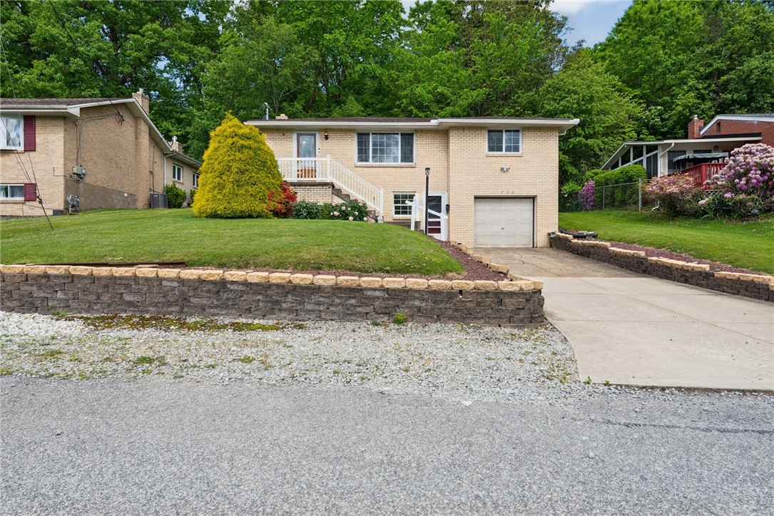 Woodlawn Dr, Trafford, PA 15085