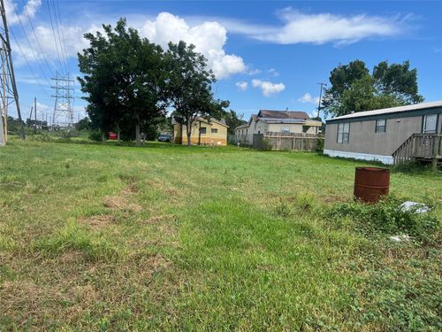 000 Pine Street, Baytown, TX, 77520 | Card Image