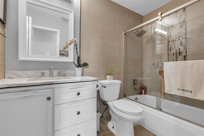 Secondary bathroom with shower and tub. | Image 34