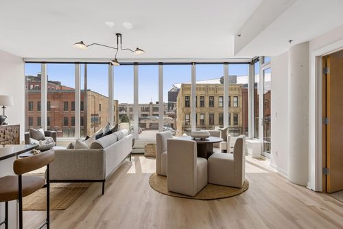 332-215 10th Avenue S, Minneapolis, MN, 55415 | Card Image