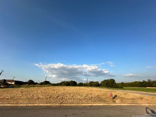 157 N 1st St, Floresville, TX, 78114-1663 | Card Image