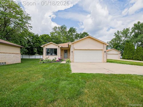 31123 S Wind Ct, Fraser, MI, 48026-2415 | Card Image