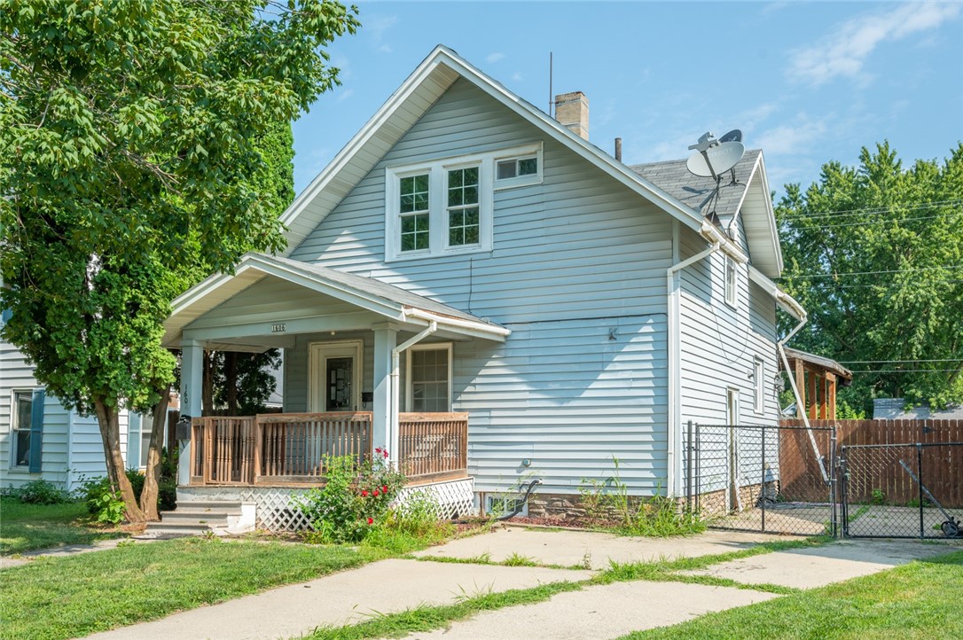 Evelyn St, Perry, IA 50220
