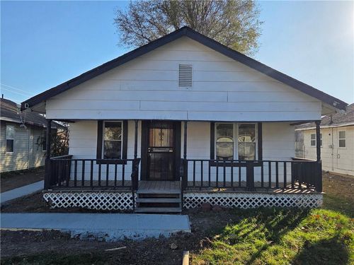 1006 W Cliff St, Saint Joseph, MO, 64504-2402 | Card Image