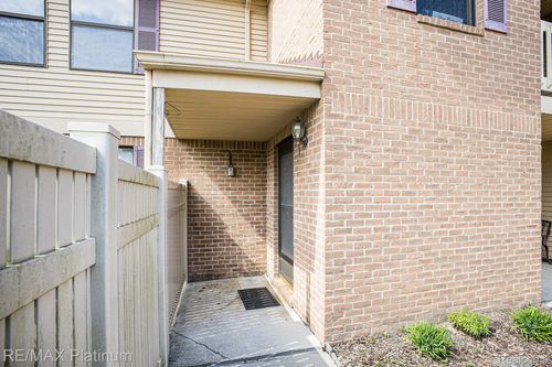 61144 Greenwood Dr, South Lyon, MI, 48178-1700 | Card Image